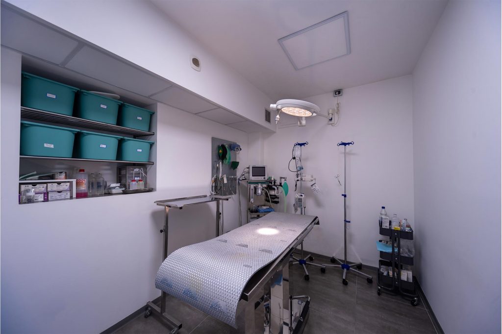 Sala di chirurgia generale con lettino, lampade e strumenti